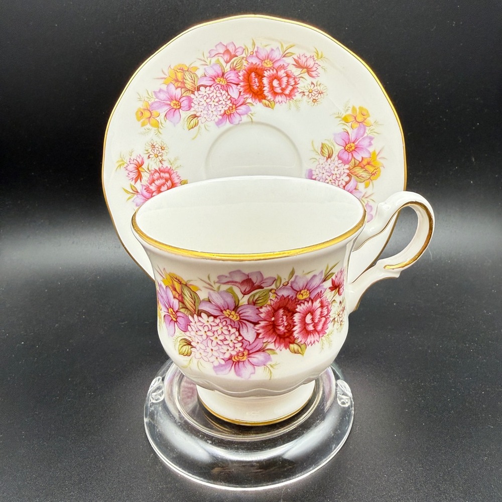 Queen Anne Bone China Teacup Saucer Set Floral Gold Trim 8629 Made in England